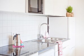 Wedding 4 | Eigene Küche | Kühlschrank, Mikrowelle, Wasserkocher mit Kaffee-/Teezubehör