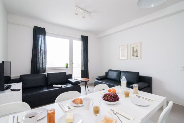 Wedding 23 | Essbereich im Zimmer