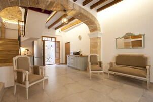 Microondas, tostadora y utensilios de cocina