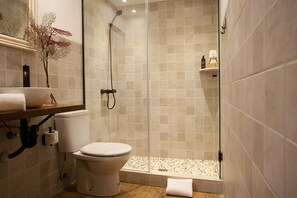 Dusche, Designer-Toilettenartikel, Haartrockner, Handtücher