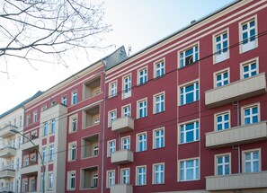 A multi-story building with balconies and large windows. - Apartments elPilar Friedrichshain (Berlin)