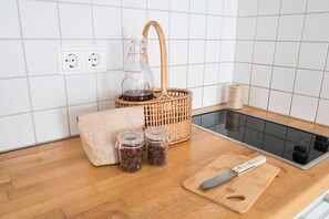F17 elPilar Friedrichs | Private kitchen | Fridge, microwave, coffee/tea maker, electric kettle - Apartments elPilar Friedrichshain (Berlin)