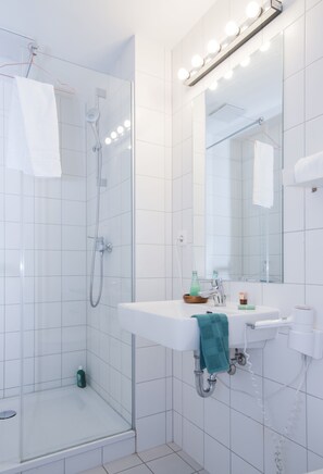 F23 elPilar Friedrichs | Bathroom | Deep soaking tub, towels, toilet paper - Apartments elPilar Friedrichshain (Berlin)
