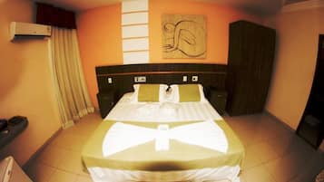 Cortinas blackout, wifi gratis y ropa de cama