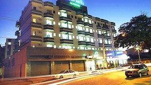 Un hotel de varios pisos con un letrero destacado que dice "Center Hotel Academia".