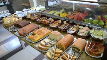 Café da manhã com buffet grátis todos os dias