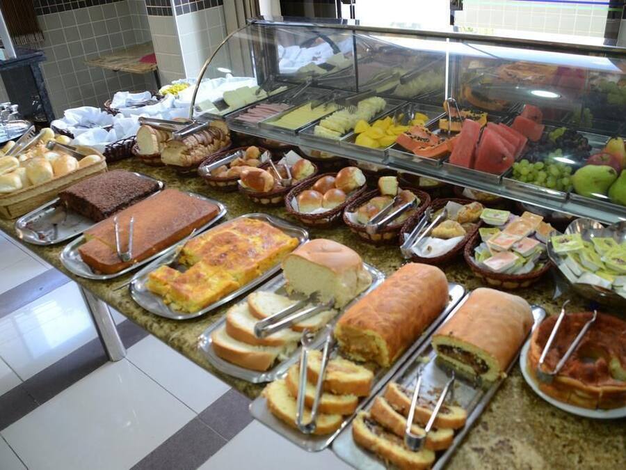 Café da manhã com buffet grátis todos os dias