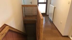 Unes escales de fusta amb barana que condueixen a un badiu.