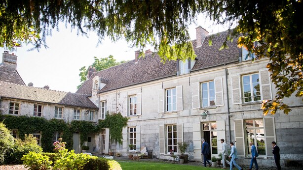 A historic stone building with a courtyard, large windows, and a well-maintained garden. - Chambres d'Hôtes de Parseval (Senlis)