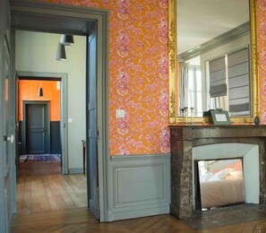 Room (Fantaisie) | Living area | Flat-screen TV - Chambres d'Hôtes de Parseval (Senlis)