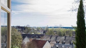 A view of a residential area with traditional architecture, including houses with sloped roofs and a mix of brick and stone construction. - Chambres d'Hôtes de Parseval (Senlis)