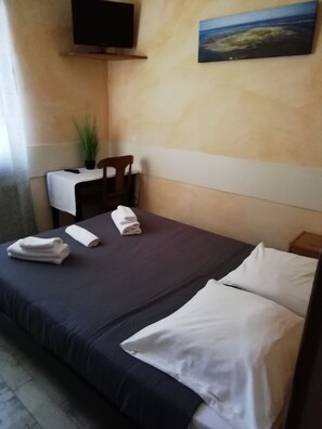 Double Room | Free WiFi, bed sheets