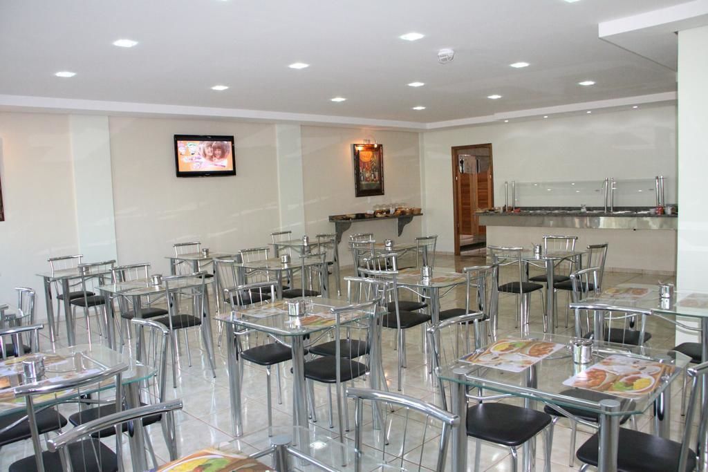 Café da manhã com buffet grátis todos os dias