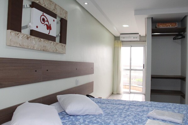 Een minibar, een laptopwerkplek, gratis wifi, beddengoed