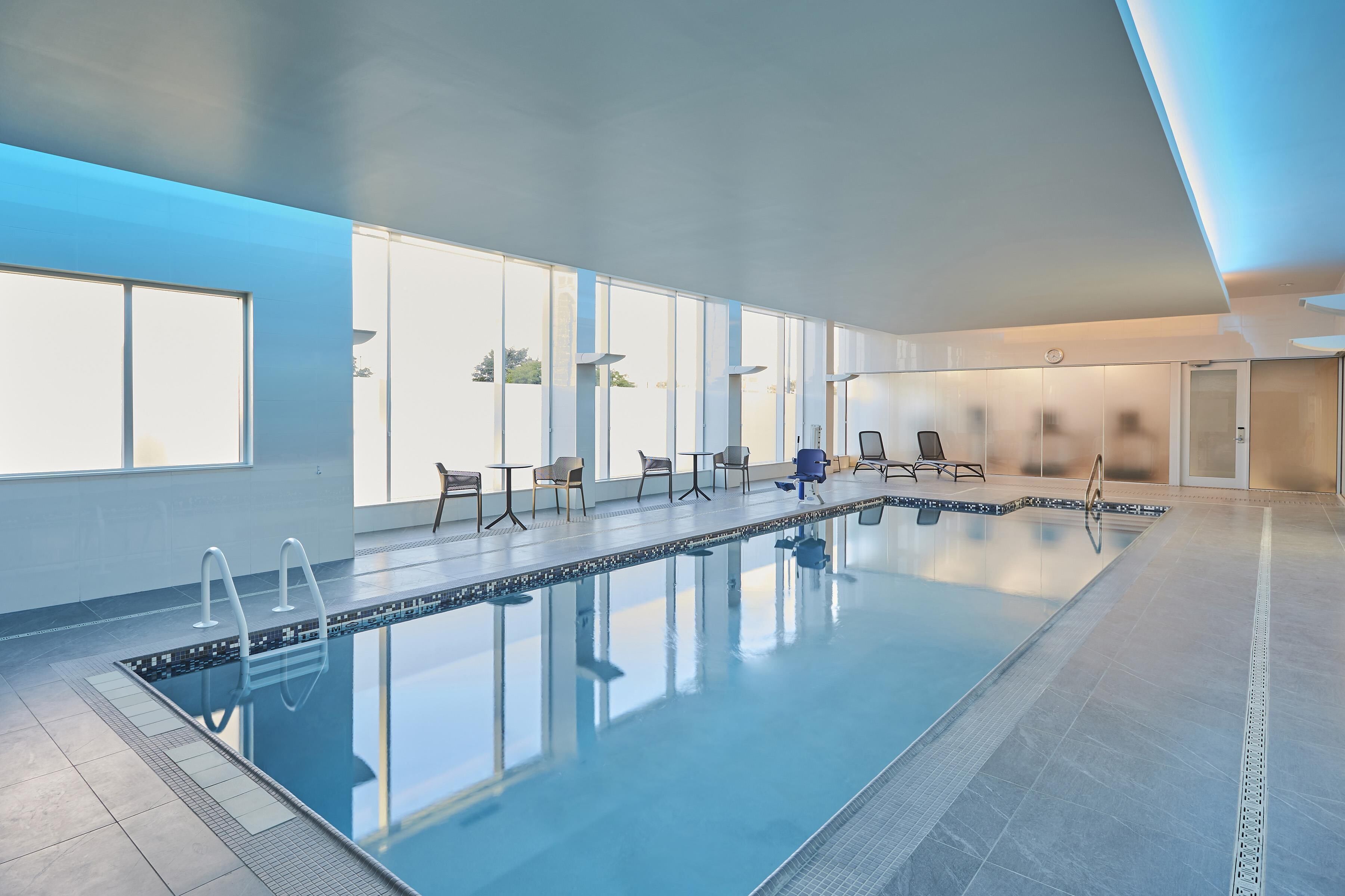 Indoor pool, sun loungers