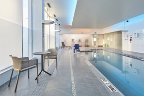 Piscine intérieure, chaises longues
