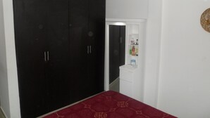Tabla de planchar con plancha y ropa de cama 