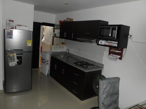 ثلاجة/مجمد بحجم كبير، موقد طهي مسطح، جهاز طهي للأرز