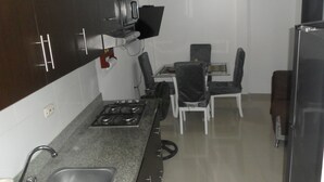 Refrigerador con freezer, placa de cocina, arrocera