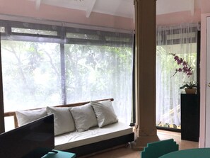 Una televisión, libros