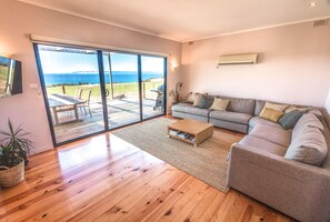 Smart TV, DVD player, books, video library - The Kona - coastal seclusion on Kangaroo Island (Penneshaw)
