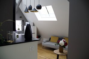 Een televisie, een open haard, boeken en een stereo