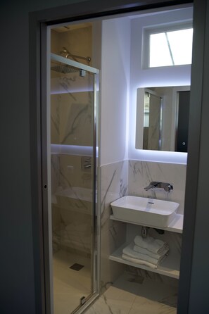 Bruser, hårtørrer, håndklæder, Toiletpapir