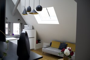 Tv, pejs, bøger, stereoanlæg