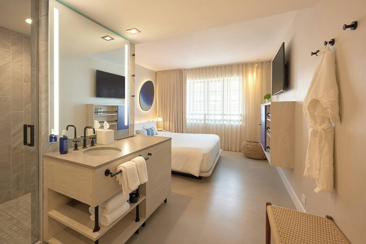 Standard King | Premium bedding, pillowtop beds, minibar, in-room safe