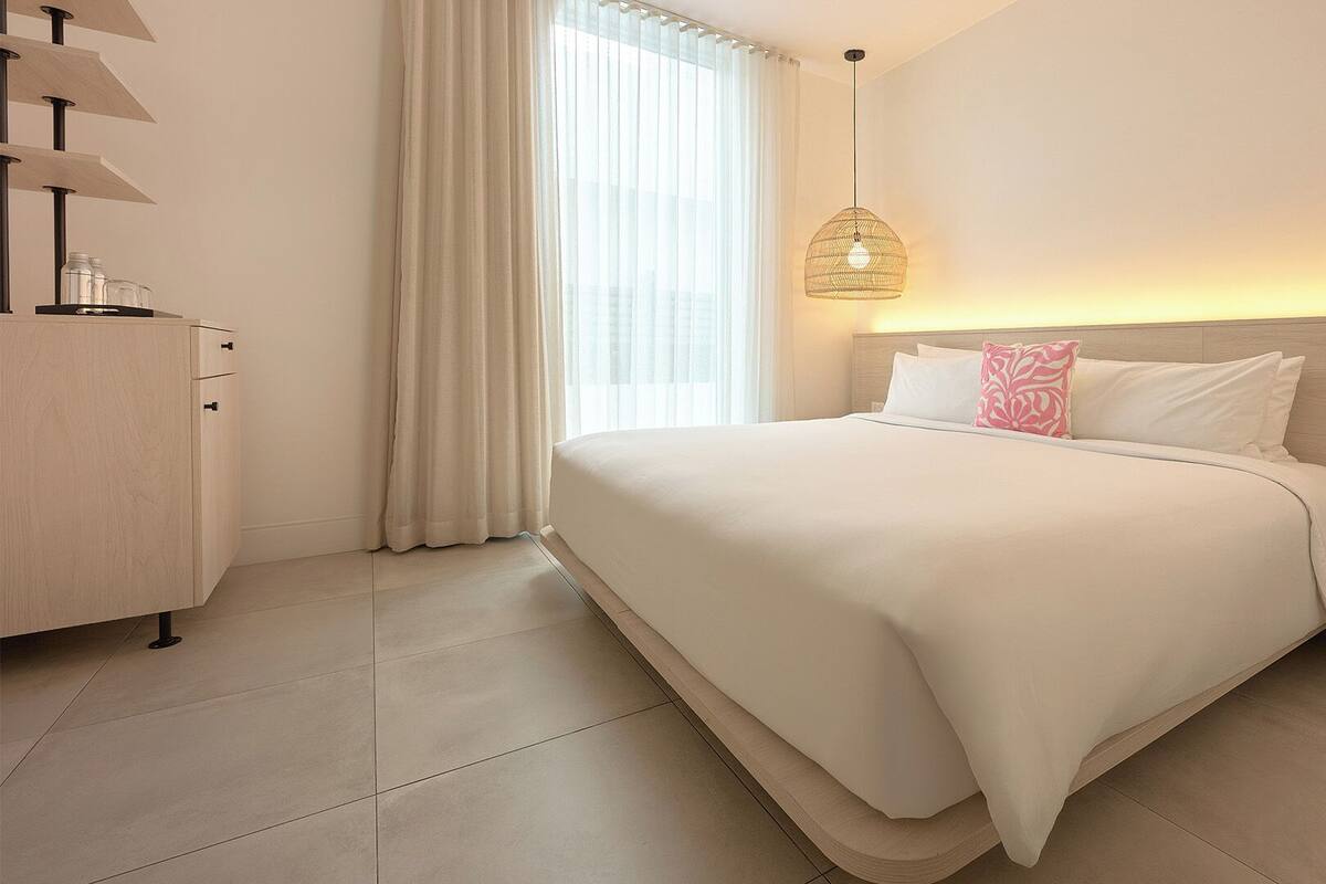 Courtyard King | Premium bedding, pillowtop beds, minibar, in-room safe