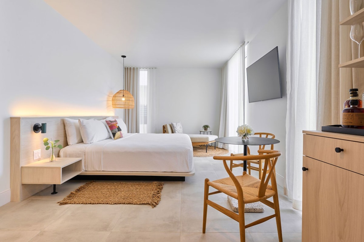 Premium bedding, pillowtop beds, minibar, in-room safe