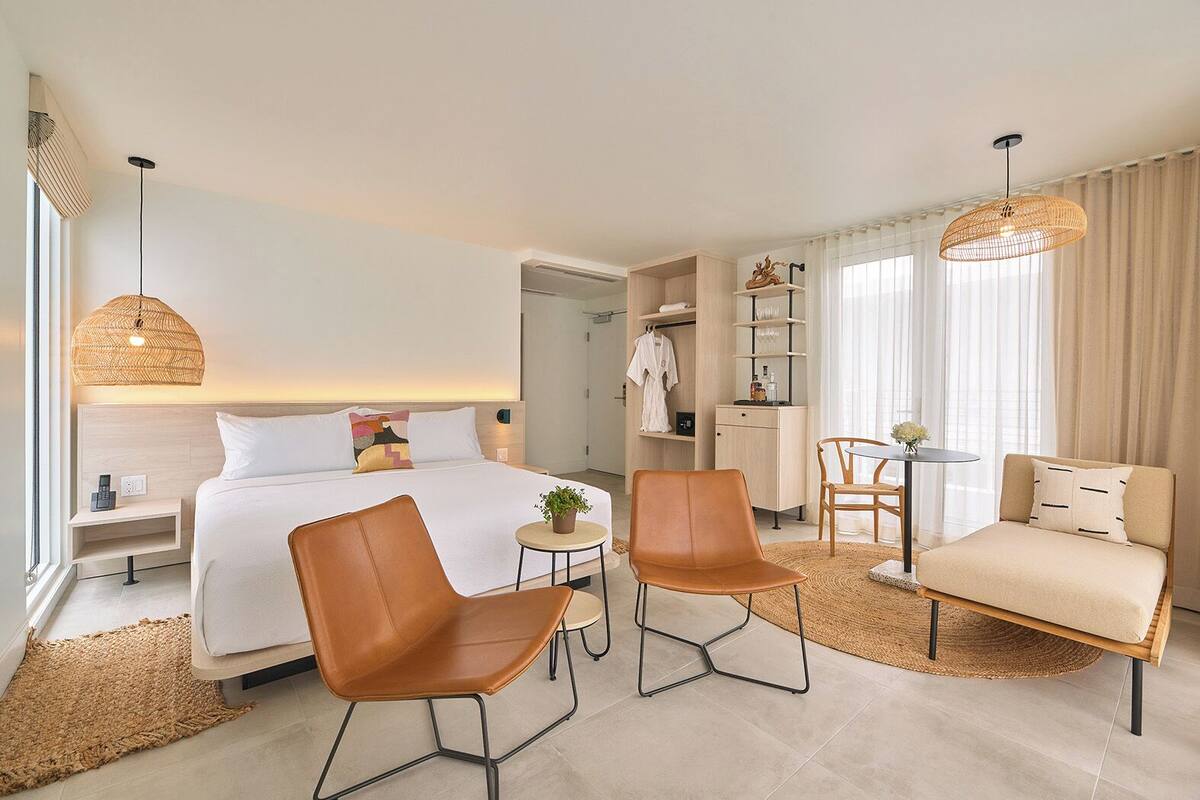 Penthouse | Premium bedding, pillowtop beds, minibar, in-room safe