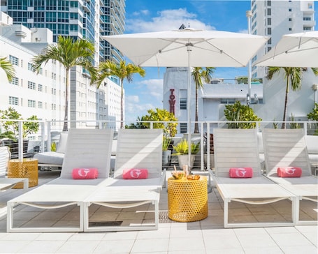 Outdoor pool, open 10:00 AM to 6:00 PM, sun loungers. Hotel Greystone - Adults Only