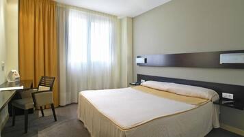 Caixa forta a l'habitació i escriptori