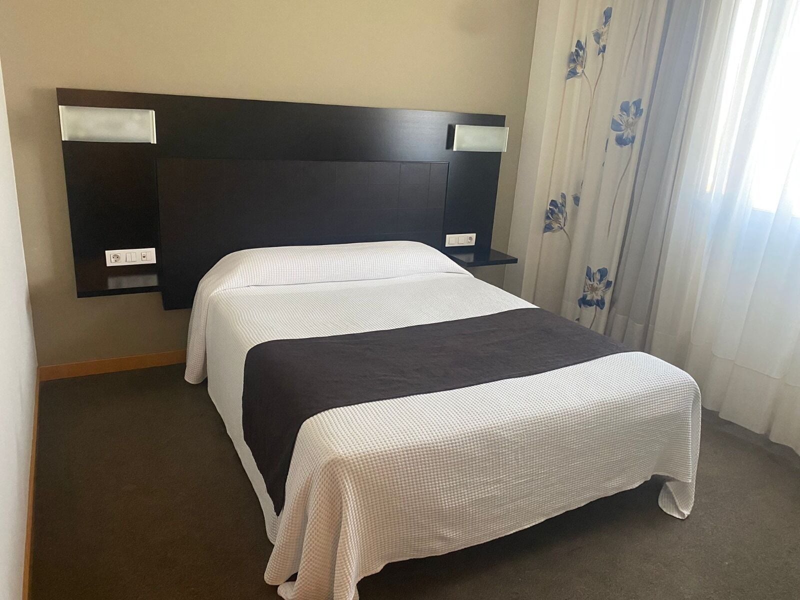 Suite Deluxe | In-room safe, desk, laptop workspace, blackout drapes