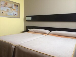 In-room safe, desk, laptop workspace, blackout drapes - BLU HOTEL PAMPLONA (Noain)