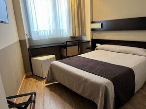 Habitación Doble Estándar de uso Individual | 客房内保险箱、办公桌、笔记本电脑工作区、遮光窗帘