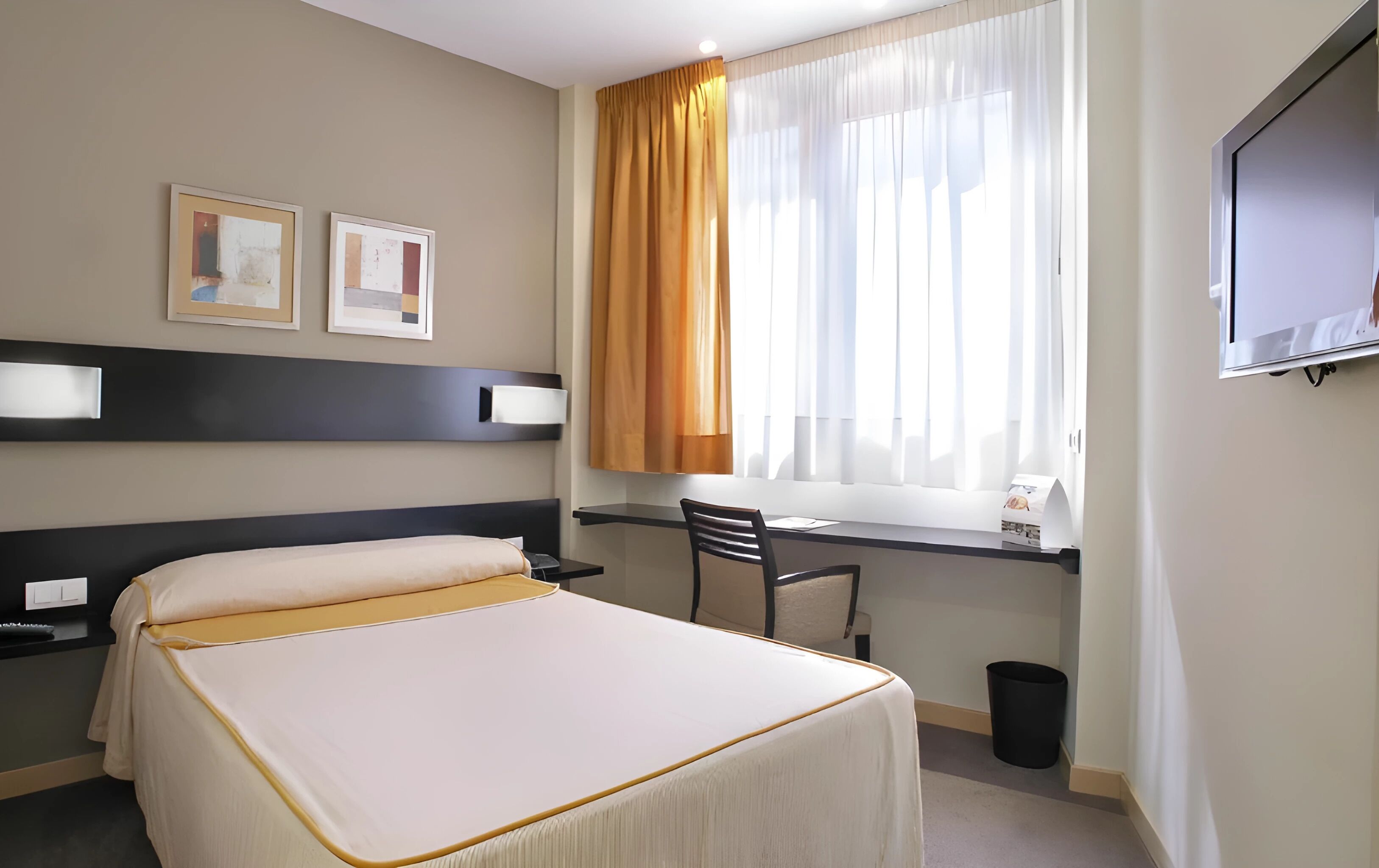 Coffre-fort, bureau, espace de travail pour ordinateurs portables