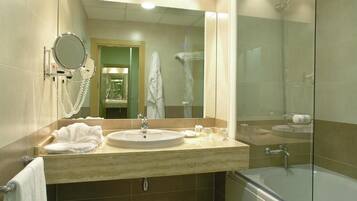 Bathtub, free toiletries, hair dryer, towels