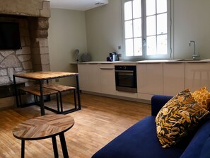 Fridge, microwave, oven, stovetop - Intramural residence "Porte Saint Jean" in Vannes (Vannes)