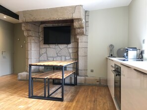 Frigorífico, microondas, horno y placa de cocina