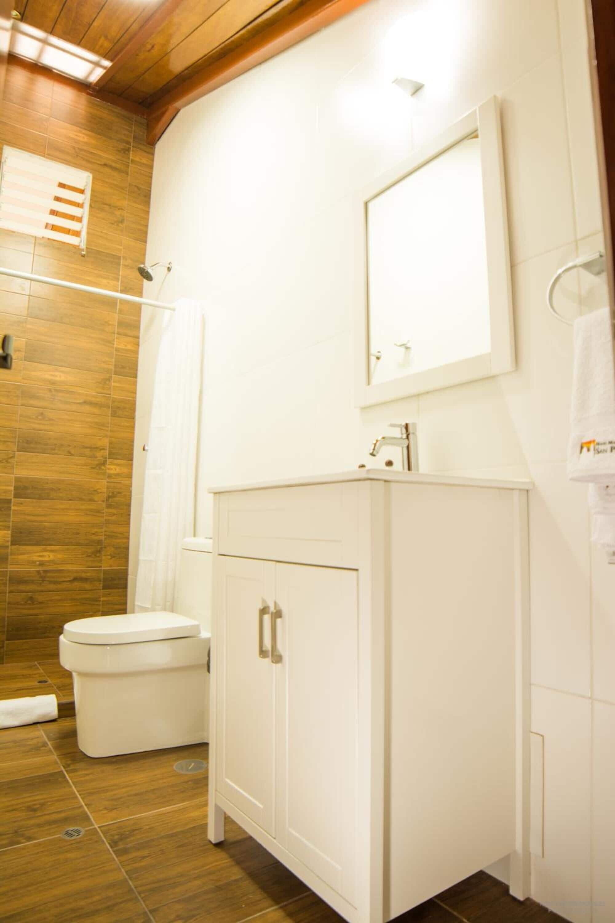 standard double room | bathroom | shower, free toiletries, bathrobes, towels