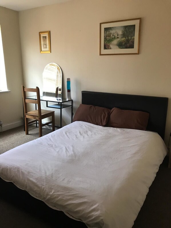 Iron/ironing board, free WiFi, bed sheets