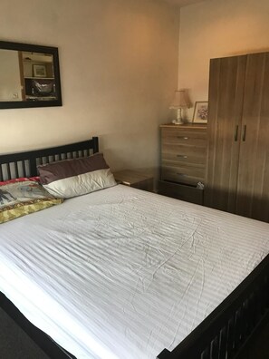 Habitación doble, 1 cama matrimonial, para no fumadores, baño compartido | Tabla de planchar con plancha, wifi gratis y ropa de cama 