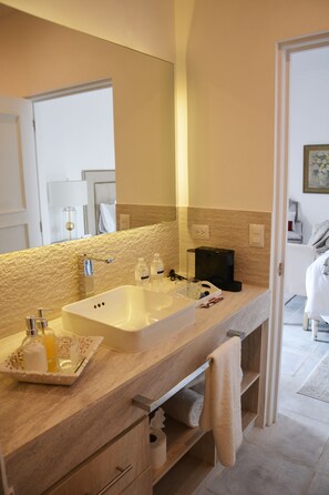 Deluxe-suite - 1 kingsize-seng - udsigt til gårdsplads | Faciliteter på badeværelset | Bruser, brusehoved med spredningseffekt, gratis toiletartikler