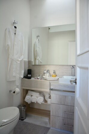 Luksus-suite - 1 kingsize-seng - byudsigt | Badeværelse | Bruser, brusehoved med spredningseffekt, gratis toiletartikler
