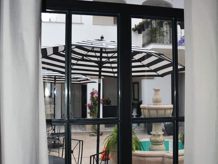 Suíte luxo, 1 cama King, vista para o pátio | 1 quarto, roupas de cama de algodão egípcio, roupas de cama premium