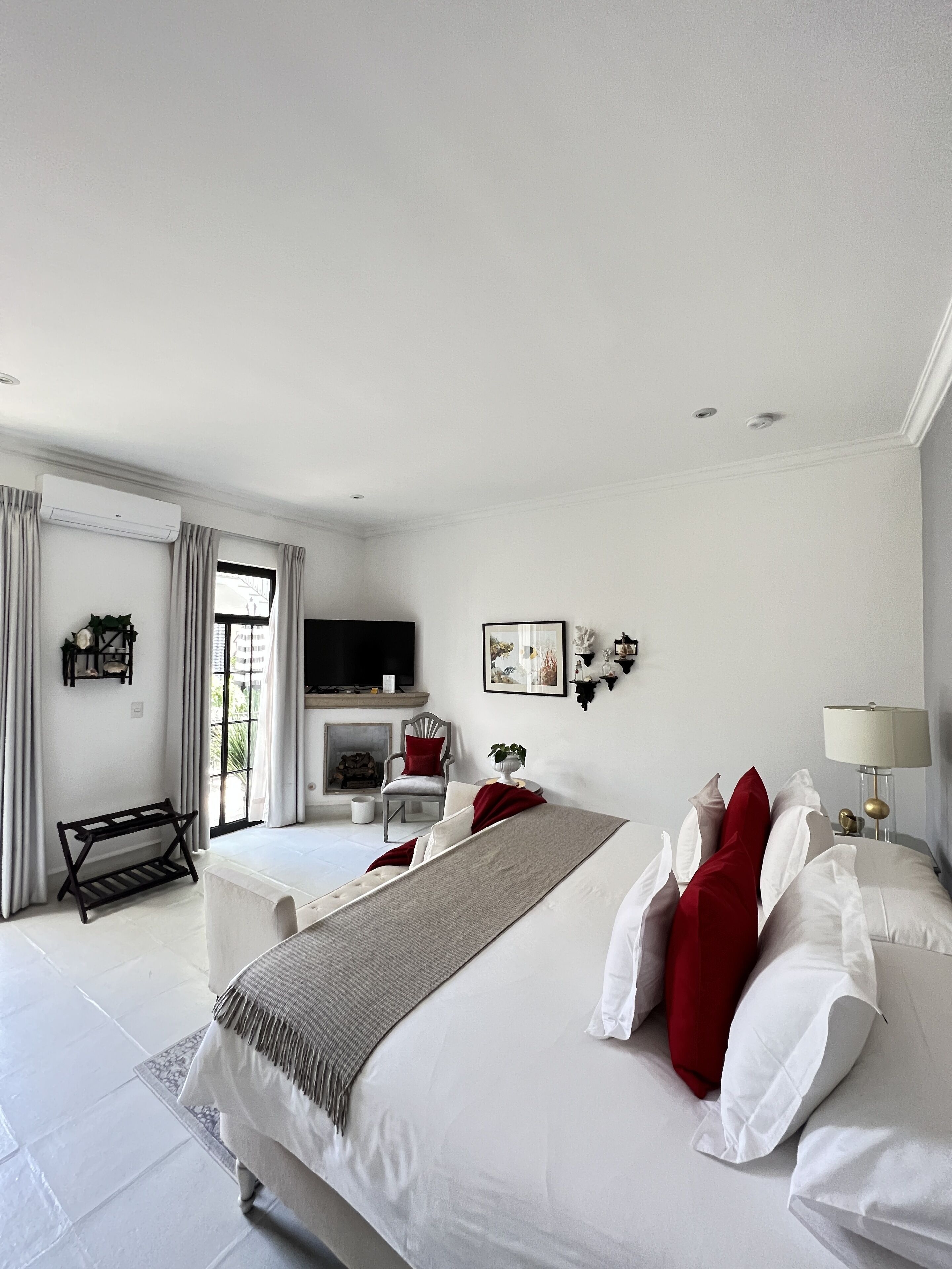 Deluxe Suite, 1 King Bed, Courtyard View