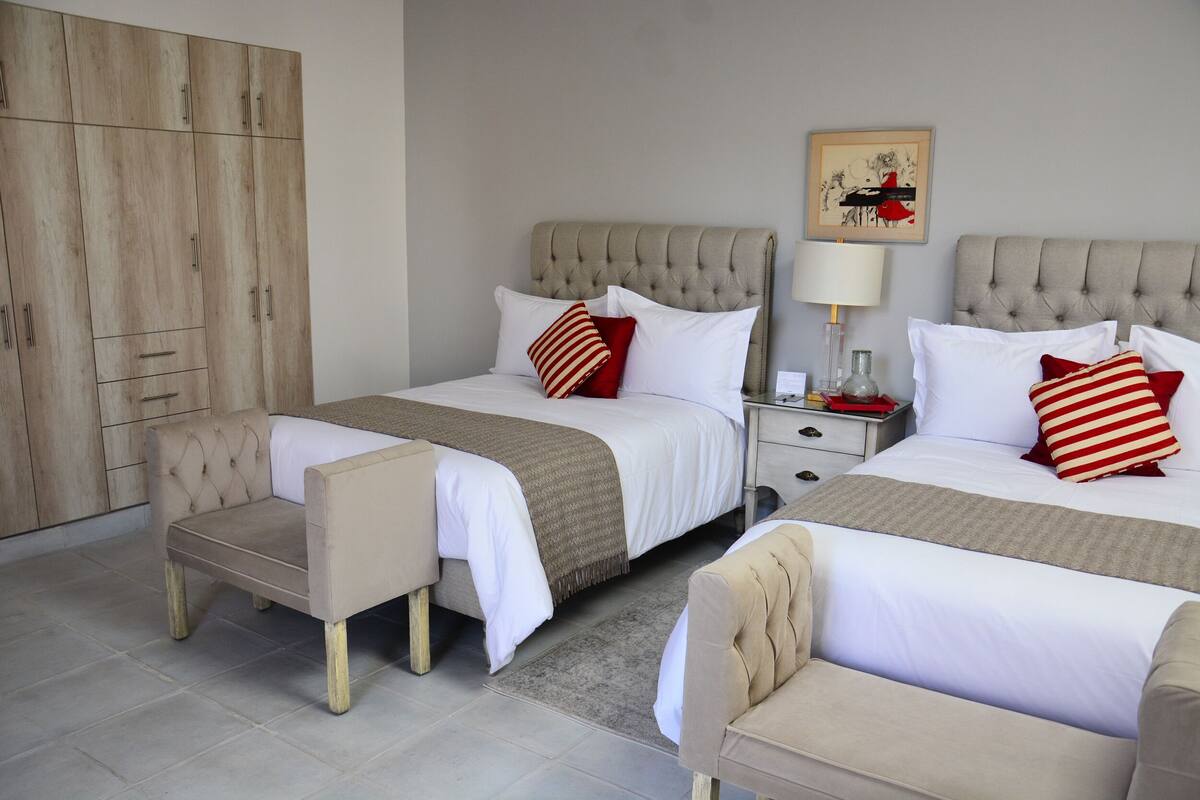 1 bedroom, Egyptian cotton sheets, premium bedding, in-room safe