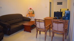 Lobby sitting area - Gaja Hotel & Rest House (Chunnakam)